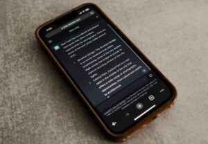 Schwarzes Smartphone mit ChatGPT