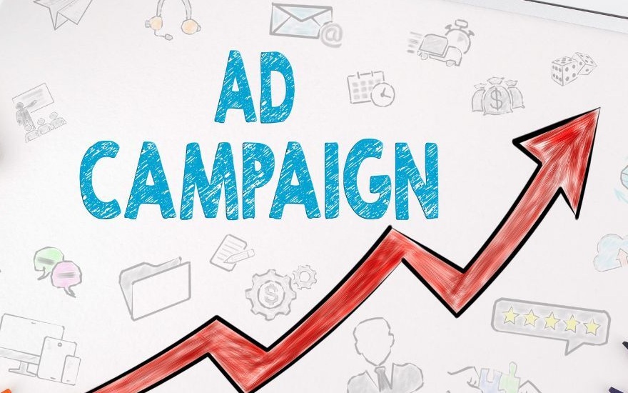 Ad Campaign in blauer Schrift mit rotem Pfeil auf weißem Hintergrund mit Icons